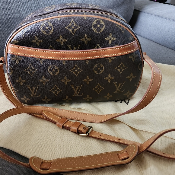 Louis Vuitton Blois Crossbody - Picture 14 of 16